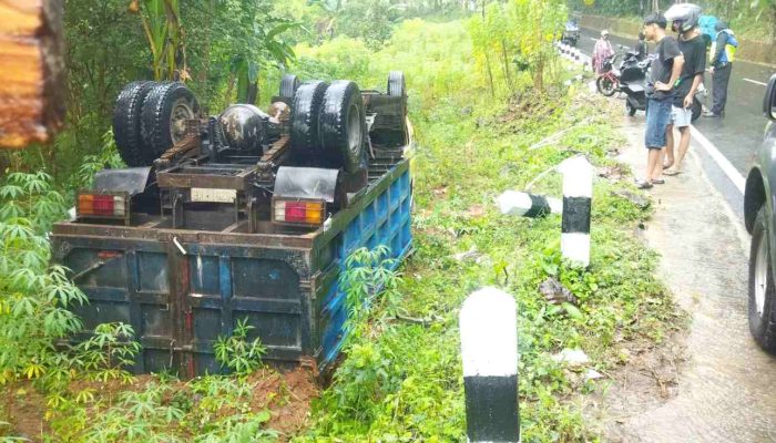 Diguyur Hujan, Truk Mitsubishi Terperosok dan Terbalik di Jalur Imogiri-Mangunan