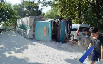 Diduga Hilang Kendali di Jalan Menurun, Truk Tronton Terguling di Piyungan