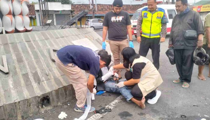 Pemotor Patah Jari Usai Tabrakan dengan Ambulans Pembawa Jenazah