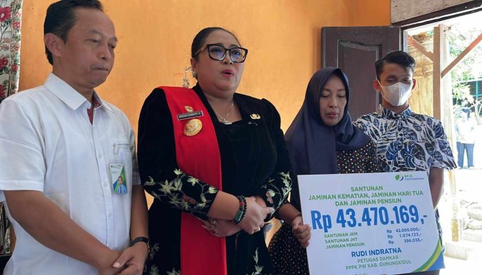 Keluarga Petugas Damkar yang Meninggal Saat Bertugas Terima Santunan BPJS Ketenagakerjaan