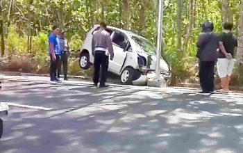 Diduga Mengantuk, Pengemudi Karimun Estilo Tabrak Tiang Lampu di Kelor Karangmojo