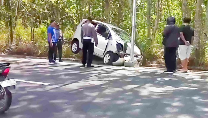 Diduga Mengantuk, Pengemudi Karimun Estilo Tabrak Tiang Lampu di Kelor Karangmojo