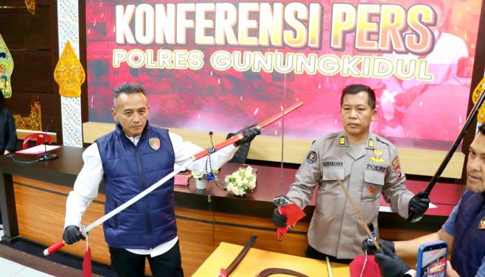 Diduga Aniaya Warga, Dua Oknum Debt Collector Diamankan Bersama Sejumlah Senjata Tajam