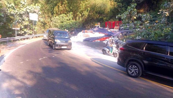 Tali Pengikat Putus, Muatan Truk Berserakan di Jalan Jogja-Wonosari Piyungan