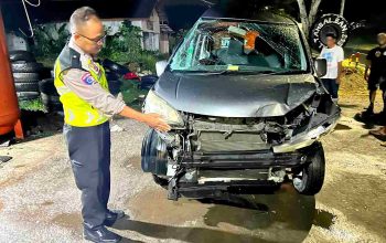 Diduga Selip, Nissan Evalia Tabrak Tugu Penunjuk Arah di Bunder Patuk