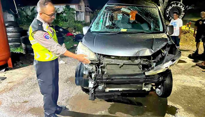Diduga Selip, Nissan Evalia Tabrak Tugu Penunjuk Arah di Bunder Patuk