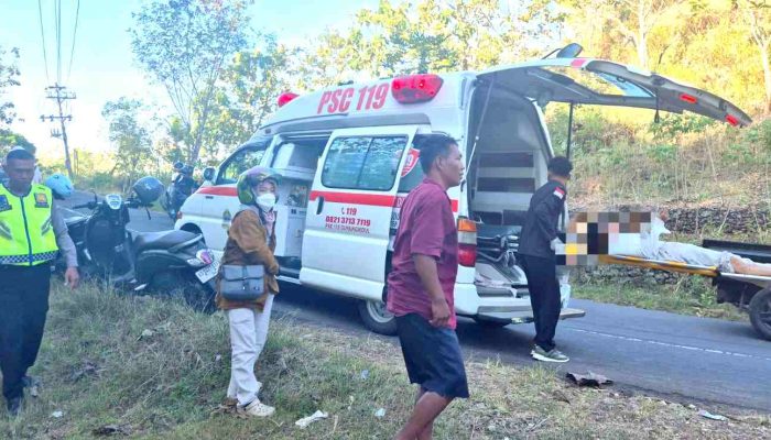 Diduga Melampaui Marka Jalan, Pengendara Vario Tabrak Scoopy di Jalan Baron, Dua Orang Alami Patah Tulang