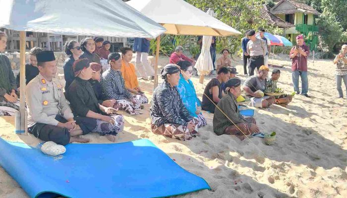 Tradisi Nyadran Sedekah Laut di Pantai Sundak Berlangsung Khidmat, Polisi Lakukan Pengamanan