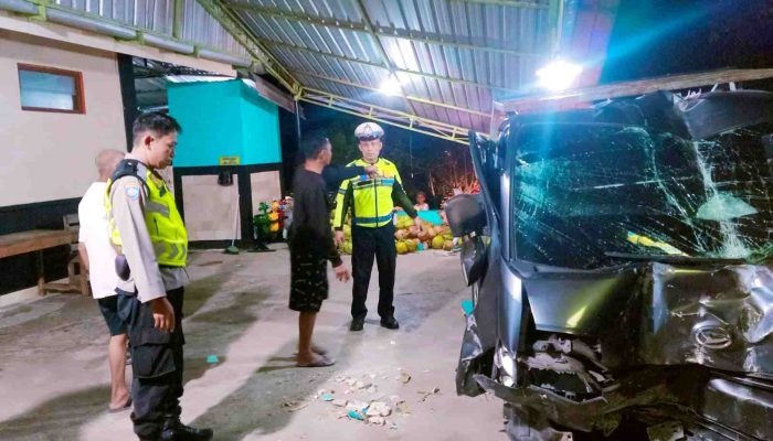Mobil Daihatsu Hantam Pagar Masjid di Bedoyo Ponjong, Sopir Diduga Mengantuk