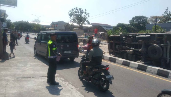 Diduga Gagal Salip, Truk Bermuatan Semen Terguling di Ring Road Selatan Bantul