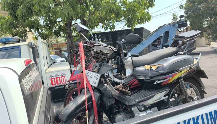 Dua Sepeda Motor Bertabrakan di Simpang Empat Seneng, Seorang Pengendara Cedera Kepala