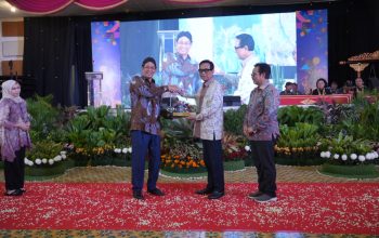 Menteri Keuangan Serahkan Bekalista Demi Pariwisata Ramah Lingkungan di Ajang Pasar Rakyat UMi