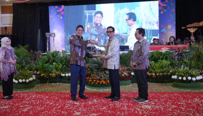 Menteri Keuangan Serahkan Bekalista Demi Pariwisata Ramah Lingkungan di Ajang Pasar Rakyat UMi