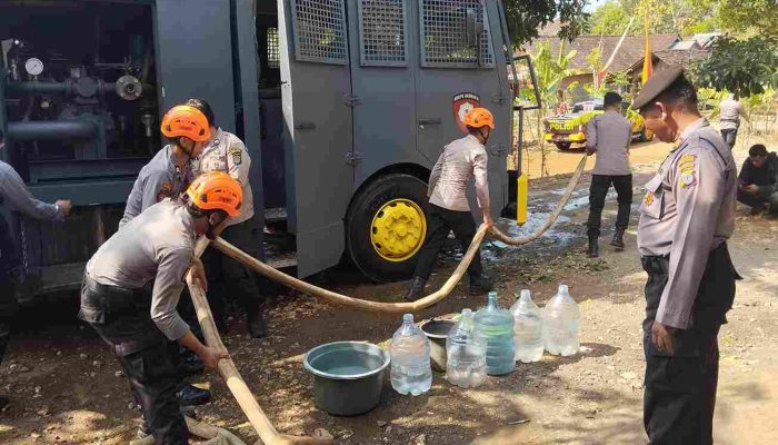 Musim Kemarau, Polres Gunungkidul Distribusikan Lima Tangki Air Bersih ke Warga Paliyan