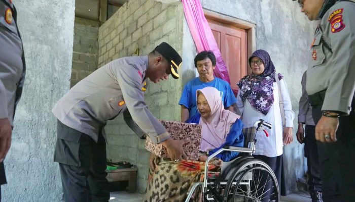 Bakti Sosial Polres Kulonprogo, Wakapolres Serahkan Kursi Roda untuk Warga Karangsari