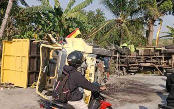 Diduga Rem Blong, Truk Dump Tabrak Truk di Depannya hingga Keduanya Terguling di Patuk