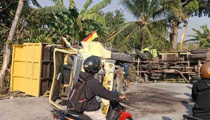 Diduga Rem Blong, Truk Dump Tabrak Truk di Depannya hingga Keduanya Terguling di Patuk