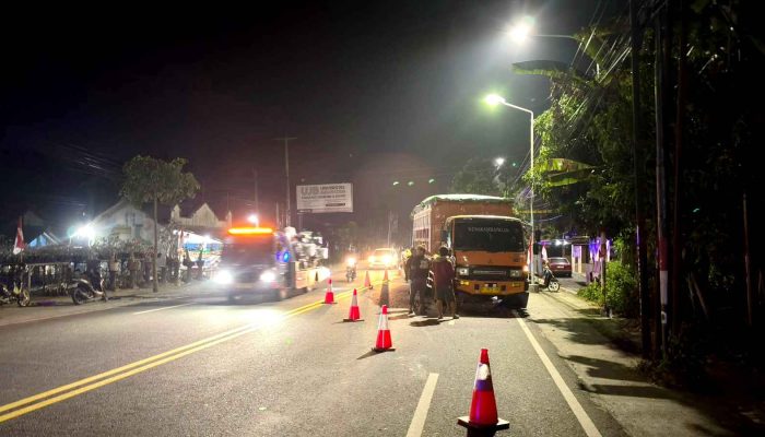 Sigra Tabrak Truk Tronton di Wates, 2 Orang Dilarikan ke Rumah Sakit