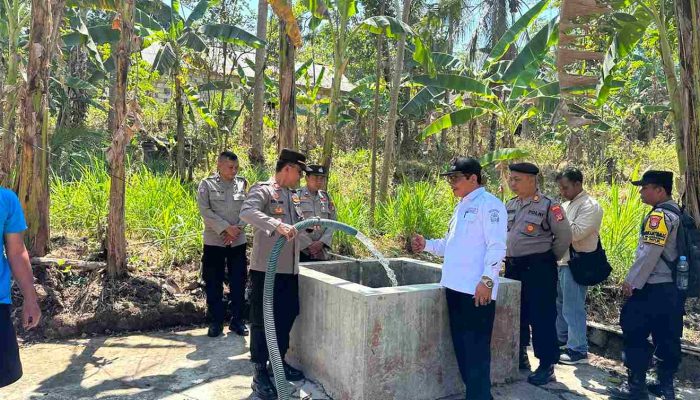 Polsek Patuk Gerak Cepat Bantu Warga Terdampak Kekeringan dengan 8 Tangki Air Bersih