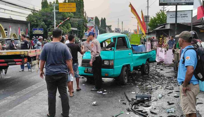 Truk Hino Diduga Masuk Jalur Berlawanan, Kecelakaan Beruntun di Jalan Jogja-Wonosari Tewaskan 1 Orang