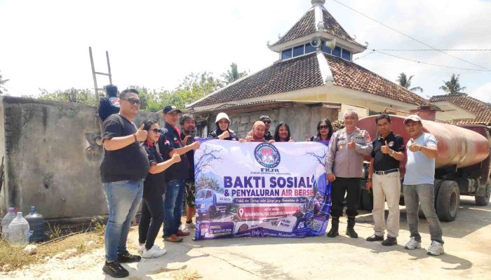 Musim Kemarau, FKJR Gunungkidul dan Polsek Paliyan Distribusikan 12 Tangki Air Bersih ke Warga
