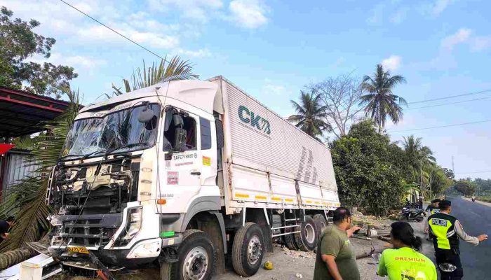 Truk Tronton Hilang Kendali di Jalan Daendels, Warung dan Pertashop Ditabrak