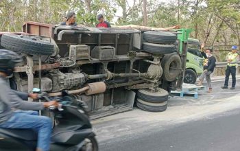 Hilang Kendali di Tikungan, Truk Semen Terguling hingga Masuk Jalur Berlawanan