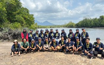 Mahasiswa KKN-PPM UGM Unit Bakam Bercerita 2026 Tebar 1.200 Bibit Mangrove di Sungai Air Layang