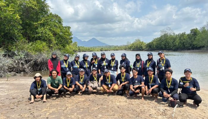 Mahasiswa KKN-PPM UGM Unit Bakam Bercerita 2026 Tebar 1.200 Bibit Mangrove di Sungai Air Layang