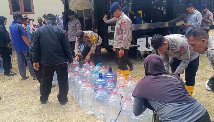 Atasi Kekeringan, Polda DIY Bantu Air Layak Konsumsi untuk Warga Tepus