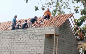 STAK Yogyakarta Hadir di Tengah Masyarakat, Gotong Royong Renovasi Rumah di Selomartani