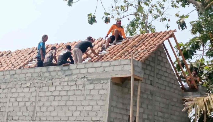 STAK Yogyakarta Hadir di Tengah Masyarakat, Gotong Royong Renovasi Rumah di Selomartani