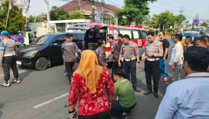 Toyota Calya Tabrak Honda Beat di Depan Masjid Promoter Polres Gunungkidul, Dua Orang Terluka