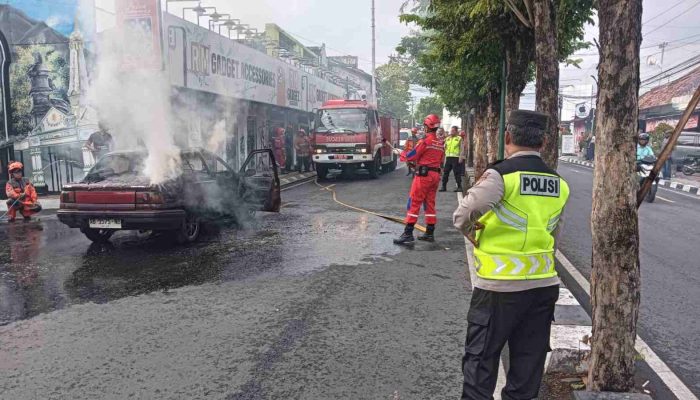 Mobil Charade Terbakar di Jalan Bantul Yogyakarta, Tak Ada Korban Jiwa