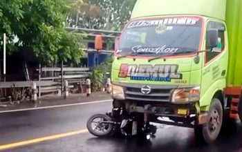Nekat Mendahului di Tikungan, Pemotor Terjatuh hingga Masuk Kolong Truk