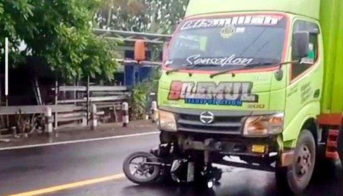 Nekat Mendahului di Tikungan, Pemotor Terjatuh hingga Masuk Kolong Truk